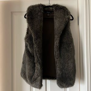 Women's faux fur vest with pockets